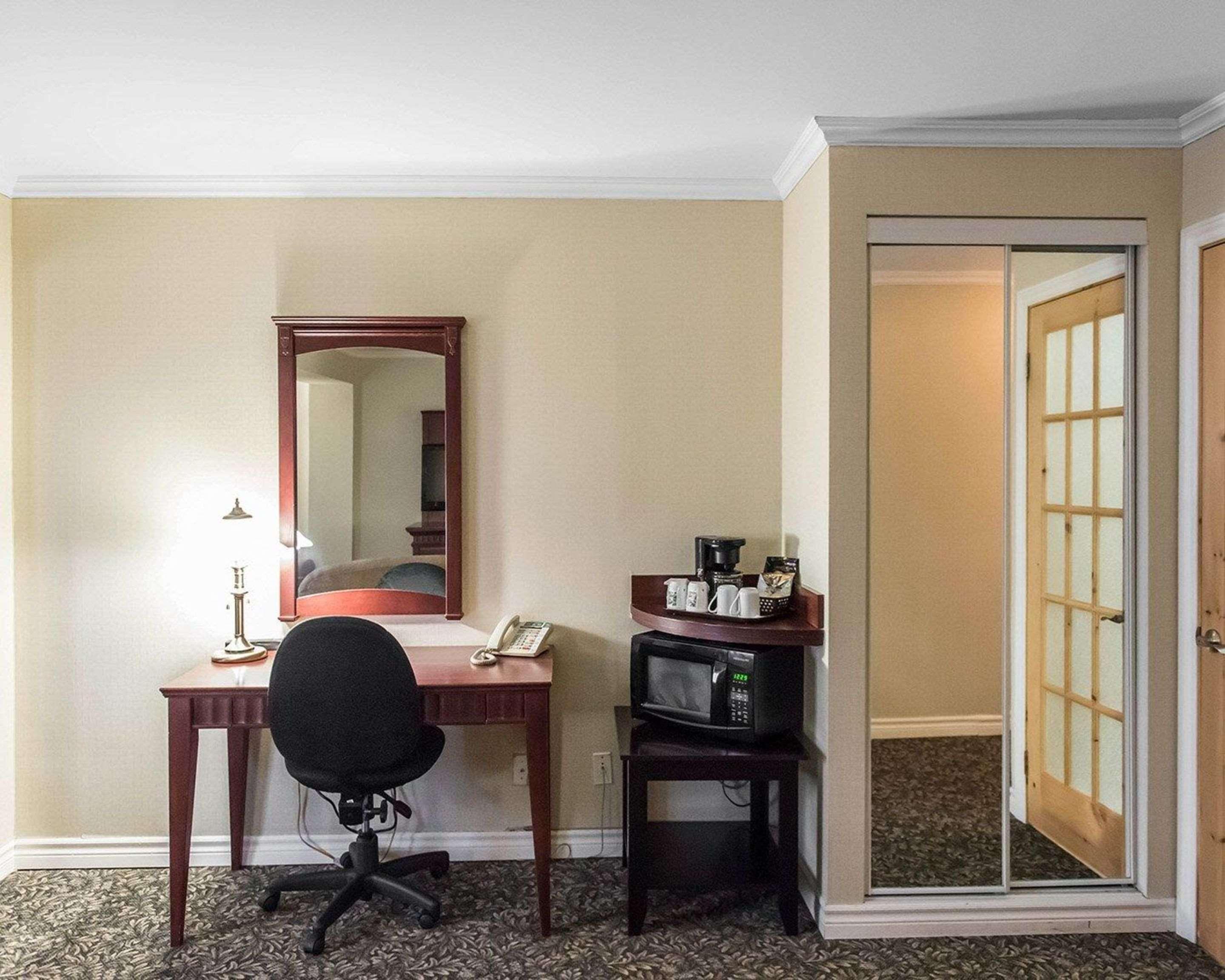 Quality Inn Мон-Лорье Экстерьер фото